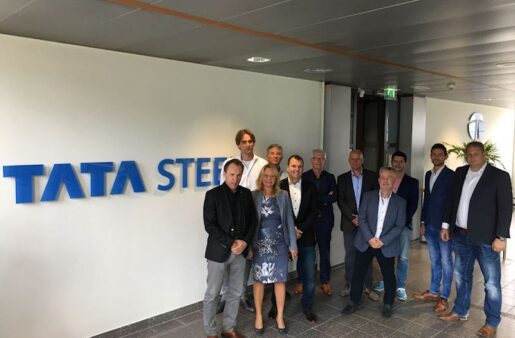 de directie van Venus & De Waard en het management van Tata Steel tekenen contract